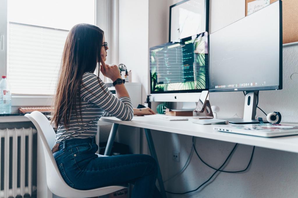 Optimize your environment - women working at orderly desk