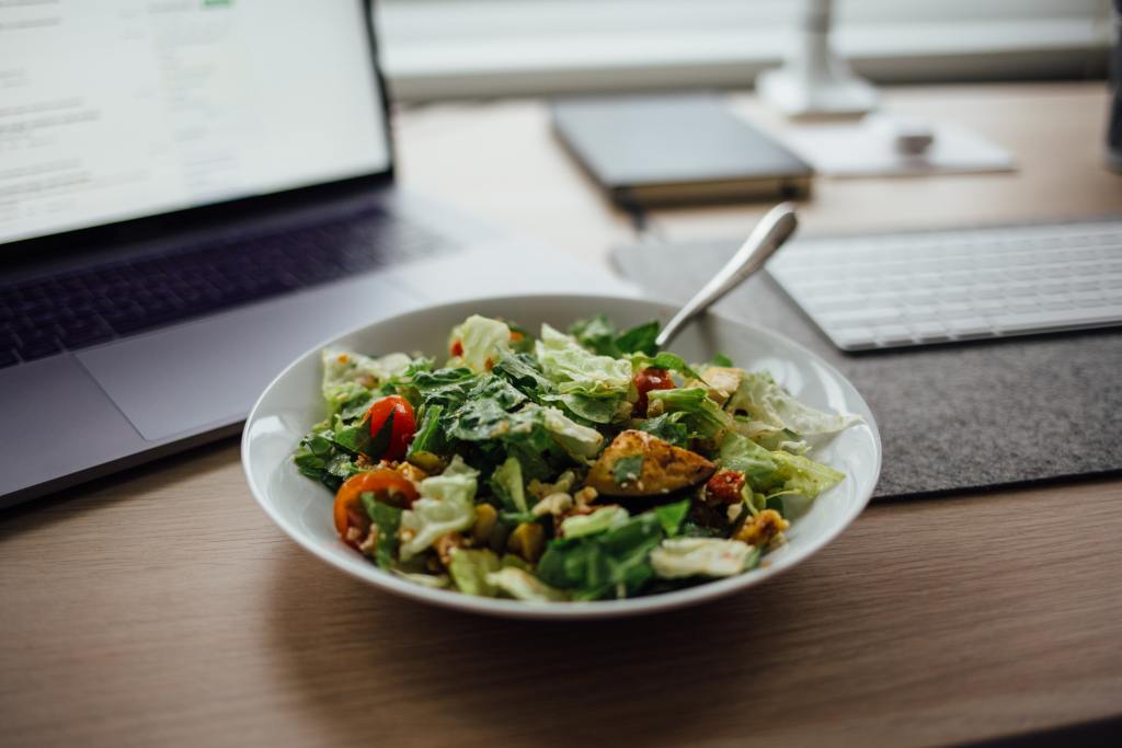 healthy desk lunch work productivity